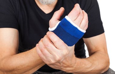 Yaralı bileğindeki mavi ortopedik bandaj resmini kapat. 