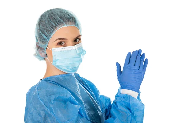 保護制服を着た若い女性外科医の肖像 マスク 隔離された背景にキャップと手袋 — ストック写真