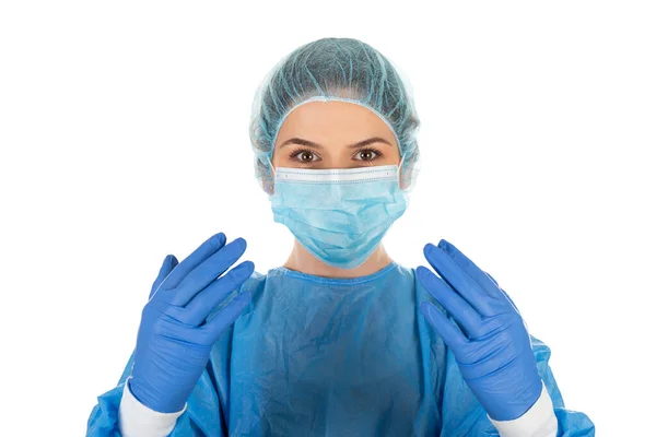 保護制服を着た若い女性外科医の肖像 マスク 隔離された背景にキャップと手袋 — ストック写真