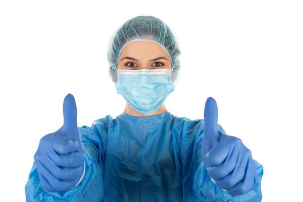 Ung Kvinnlig Kirurg Med Steril Skyddsuniform Visar Tummen Upp Isolerad — Stockfoto