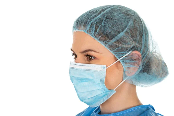 独立背景下身穿防护服 帽子和手套的年轻女外科医生的画像 — 图库照片