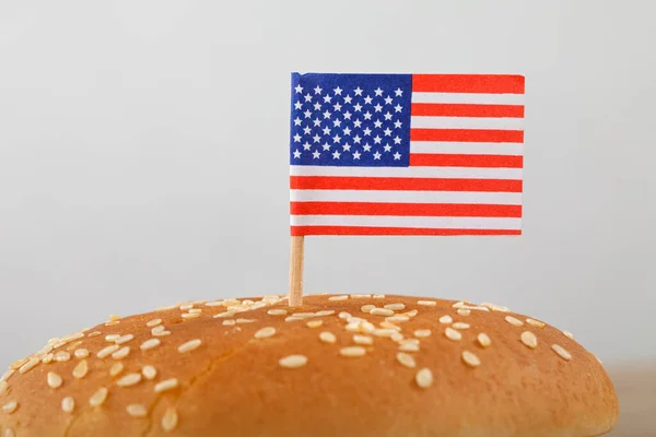 Primer Plano Una Sabrosa Hamburguesa Con Queso Res Cheddar Lechuga — Foto de Stock