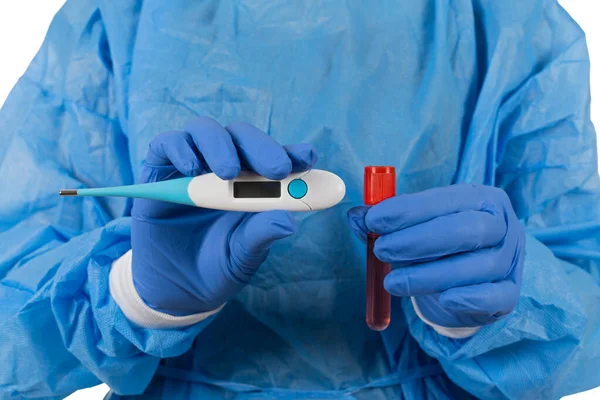 Uzavřete Lékařského Chirurga Držícího Digitální Teploměr Vzorek Krve Výsledky Testů — Stock fotografie