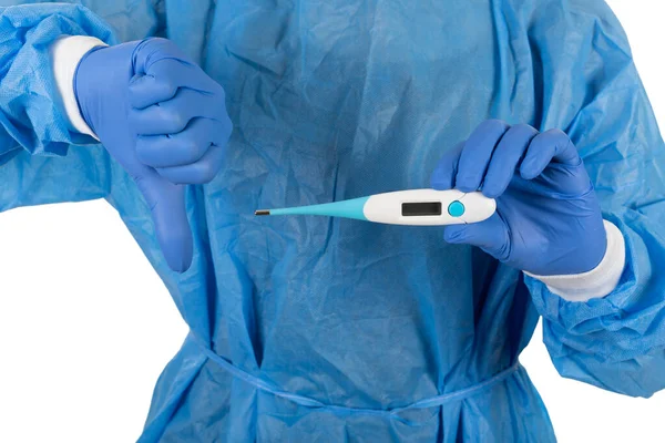 Zamknij Zdjęcie Chirurga Niebieskim Mundurze Ochronnym Trzymającego Termometr Cyfrowy Rękach — Zdjęcie stockowe