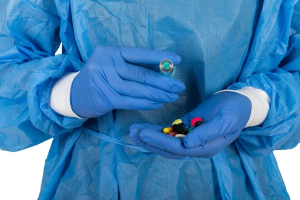 Närbild Kirurg Med Skyddsuniform Och Handskar Som Håller Injektion Och — Stockfoto