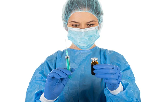 マスクと滅菌装置で隔離された女性医師は コロナウイルスワクチンを保有しています — ストック写真