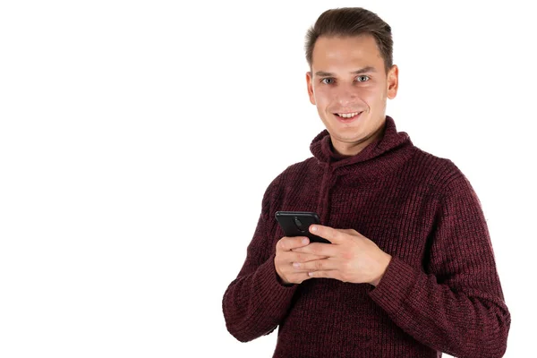 Mladý Muž Drží Smartphone Dívá Kamery Izolovaném Pozadí — Stock fotografie