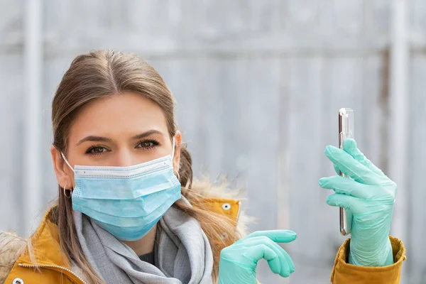 Retrato Mujer Joven Con Máscara Protectora Guantes Que Sostienen Teléfono —  Fotos de Stock