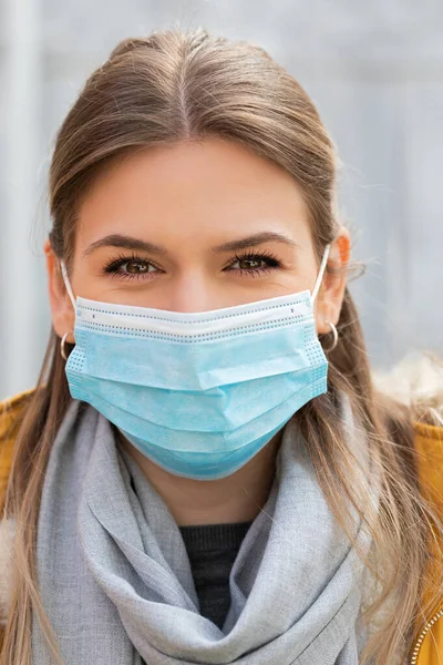 Retrato Una Joven Con Máscara Protectora Alerta Pandémica Coronavirus —  Fotos de Stock