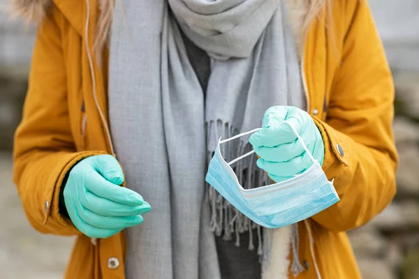 Imagem Perto Mulher Segurando Máscara Protetora Usando Luvas Por Causa — Fotografia de Stock