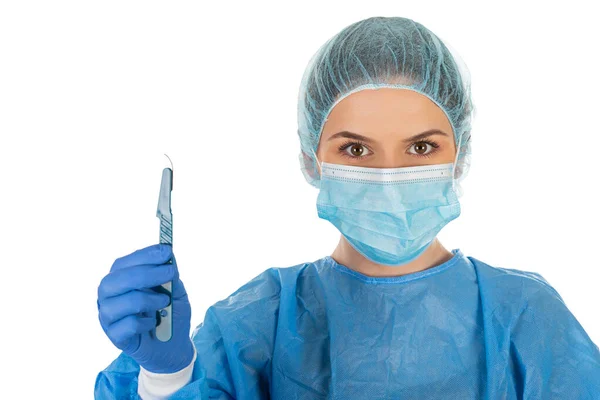 Ung Kvinnlig Kirurg Med Steril Uniform Håller Skalpell Isolerad Bakgrund — Stockfoto