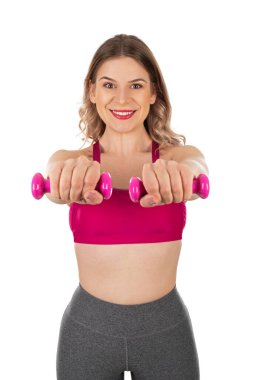 Güzel, aktif bir kadın, arka planda dambıllar tutuyor. Kendini izole etme, vücut çalışma konsepti.