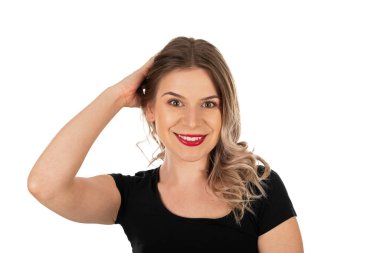 Doğal makyajlı ve kıvırcık saçlı, izole edilmiş genç bir kadının portresi.