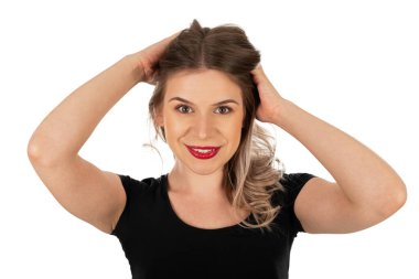 Doğal makyajlı ve kıvırcık saçlı, izole edilmiş genç bir kadının portresi.