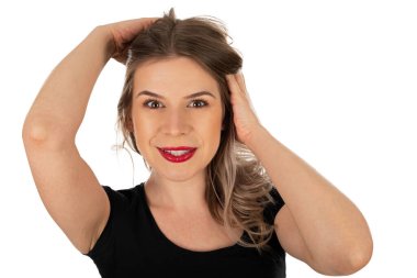 Doğal makyajlı ve kıvırcık saçlı, izole edilmiş genç bir kadının portresi.