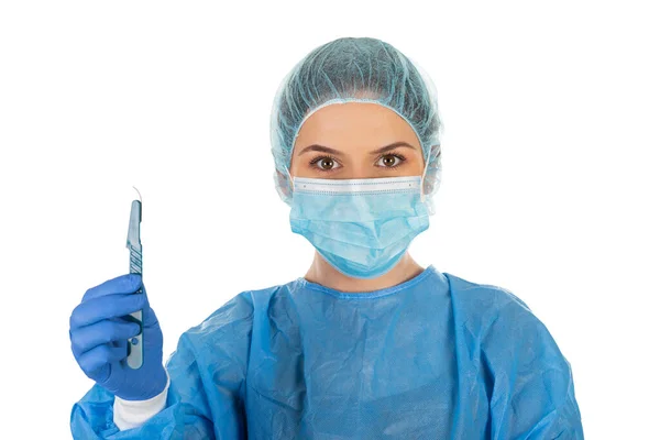 Ung Kvinnlig Kirurg Med Steril Uniform Håller Skalpell Isolerad Bakgrund — Stockfoto