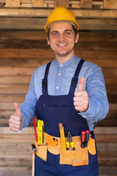 Ritratto Giovane Operaio Sicuro Con Casco Giallo Uniforme Blu Concetto — Foto Stock