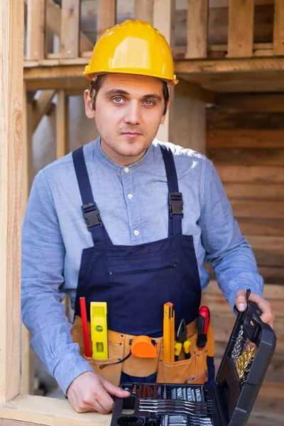 Retrato Jovem Trabalhador Confiante Usando Capacete Amarelo Uniforme Azul Conceito — Fotografia de Stock