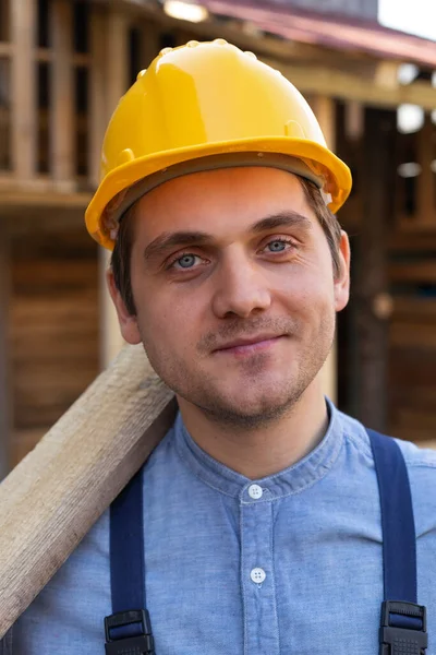 Портрет Уверенного Молодого Человека Желтом Шлеме Синяя Униформа Diy Renovation — стоковое фото