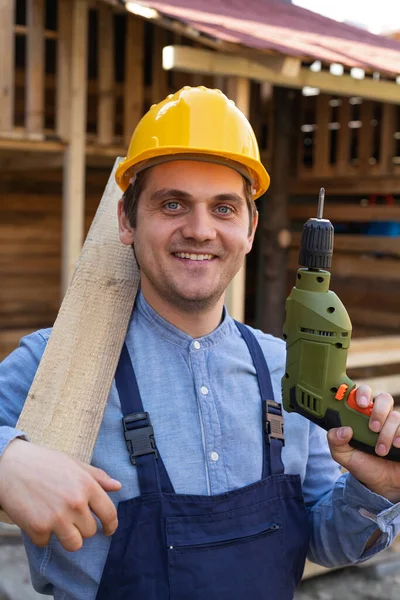 Retrato Guapo Joven Artesano Con Sombrero Amarillo Que Sostiene Taladro — Foto de Stock