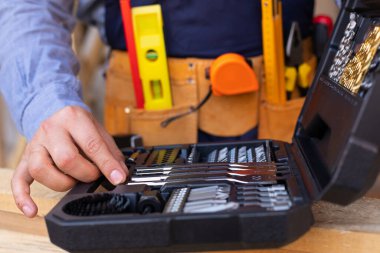 Marangozların ahşap arka plandaki araç kemeri ve çalışma araçlarının resmini kapat