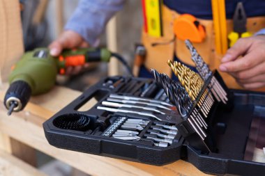 Marangozların ahşap arka plandaki araç kemeri ve çalışma araçlarının resmini kapat