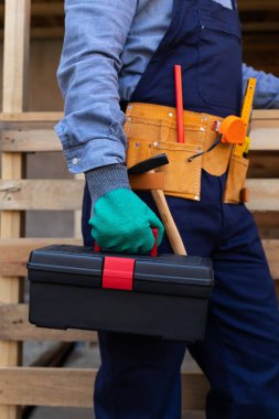 Marangozların ahşap arka plandaki araç kemeri ve çalışma araçlarının resmini kapat