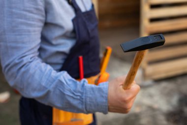 Marangozların ahşap arka plandaki araç kemeri ve çalışma araçlarının resmini kapat