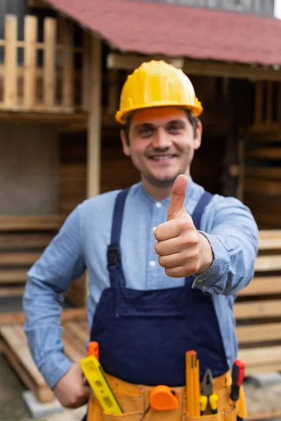 Joven Carpintero Con Sombrero Duro Amarillo Equipo Trabajo Mostrando Pulgares —  Fotos de Stock