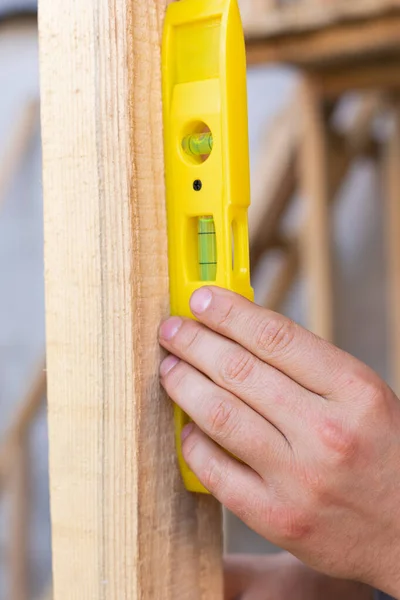 Imagen Cerca Del Carpintero Sosteniendo Nivel Alcohol Midiendo Madera — Foto de Stock