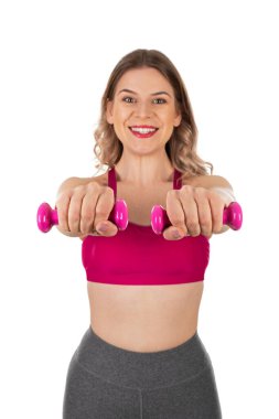 Güzel, aktif bir kadın, arka planda dambıllar tutuyor. Kendini izole etme, vücut çalışma konsepti.