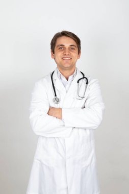 Beyaz bir fırının önünde duran yakışıklı bir erkek doktorun portresi.