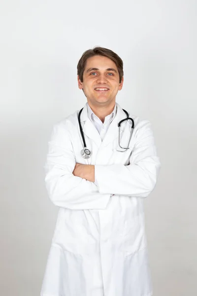 Retrato Guapo Médico Varón Pie Frente Suelo Baquera Blanco — Foto de Stock