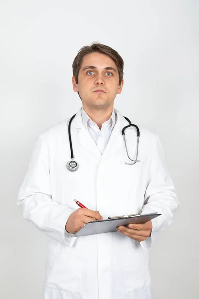 Retrato Belo Médico Masculino Frente Pastagem Branca — Fotografia de Stock