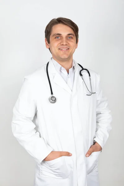 Retrato Guapo Médico Varón Pie Frente Suelo Baquera Blanco — Foto de Stock