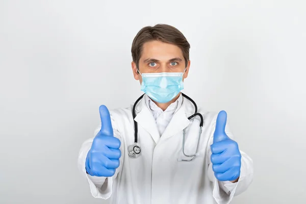 Cerrahi Maske Eldiven Takan Yakışıklı Genç Doktor Beyaz Arka Planda — Stok fotoğraf