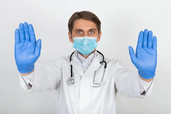 Guapo Joven Médico Usando Máscara Quirúrgica Guantes Está Mostrando Señal —  Fotos de Stock