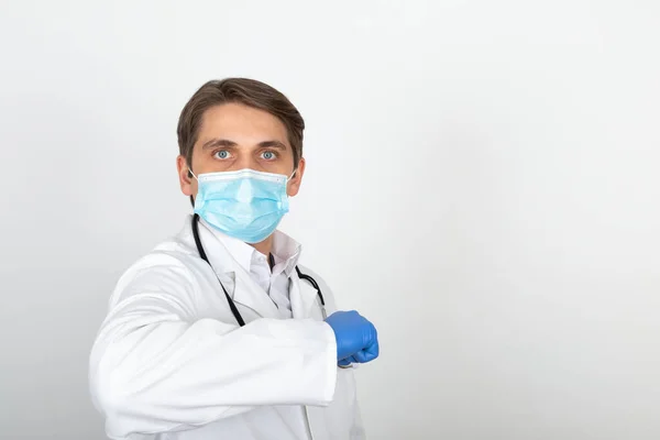 Guapo Joven Médico Con Máscara Quirúrgica Está Mirando Cámara Frente —  Fotos de Stock