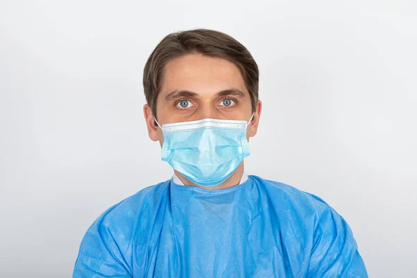 Genç Erkek Doktor Ameliyat Maskesi Takıyor Beyaz Arka Planda Koruyucu — Stok fotoğraf