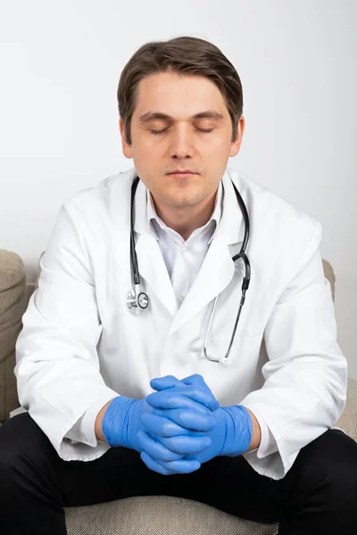 Ofisteki Kanepede Oturan Genç Bir Doktorun Portresi — Stok fotoğraf
