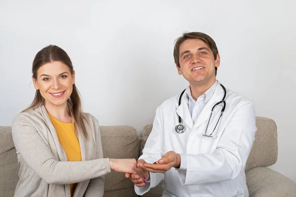 Médico Varón Joven Consultando Paciente Femenino Con Síntomas Influenza Casa — Foto de Stock