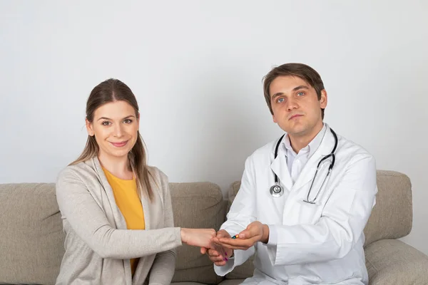 Médico Varón Joven Consultando Paciente Femenino Con Síntomas Influenza Casa — Foto de Stock