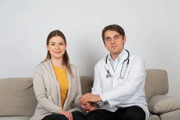 Médico Varón Joven Consultando Paciente Femenino Con Síntomas Influenza Casa — Foto de Stock