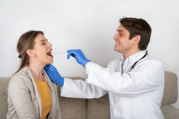 Médico Varón Joven Consultando Paciente Femenino Con Síntomas Influenza Casa — Foto de Stock