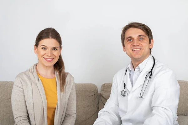 Ung Manlig Läkare Konsulterar Kvinnliga Patienter Med Influensasymtom Hemmet — Stockfoto