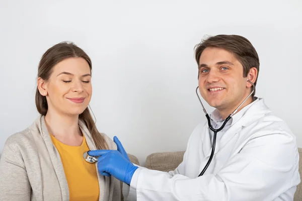 Médico Varón Joven Consultando Paciente Femenino Con Síntomas Influenza Casa —  Fotos de Stock