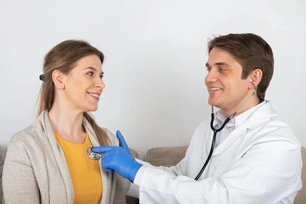 Médico Varón Joven Consultando Paciente Femenino Con Síntomas Influenza Casa —  Fotos de Stock