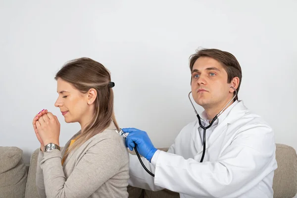 Junger Arzt Berät Patientin Mit Grippesymptomen Hause — Stockfoto