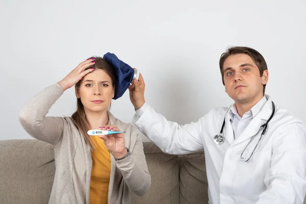 Médico Varón Joven Consultando Paciente Femenino Con Síntomas Influenza Casa —  Fotos de Stock