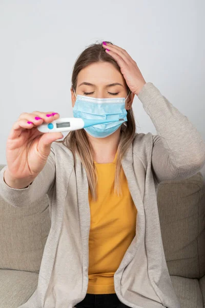 코로나 바이러스 증상을 보이는 여자는 집안에서 마스크를 온도계를 스스로 검역을 — 스톡 사진